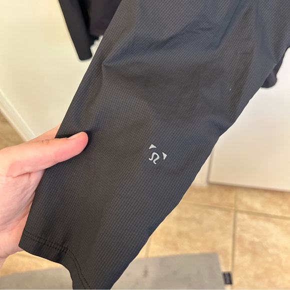 lululemon athletica Men’s Super Light Black Windbreaker Hooded Zip Up Large - Picture 5 of 11